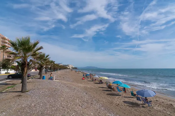 Playa Morro de Gos plajı Oropesa del Mar ve palmiye ağaçları Costa del Azahar, İspanya Benicassim ve Marina D 'or arasında.