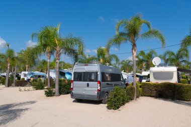 Yaz güneşinde palmiye ağaçları olan tropikal kamp alanında kamp.