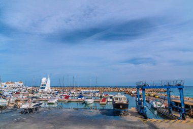 Alcossebre, İspanya tekneleri 18 Eylül 2023 Pazartesi günü sahil köyündeki liman marinasında.