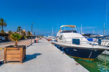 La Pobla de Farnals marinası İspanya Akdeniz kıyıları Valencia 'nın kuzeyinde tekne ve yatlarla