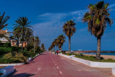 Valencia 'nın kuzeyinde La Pobla de Farnals ile Platja de Puig İspanya arasında gezinme yolu