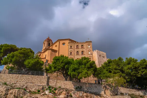 Испанский Замок Видом Историческое Здание Холме Стоковое Изображение