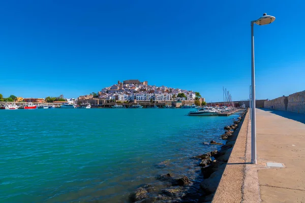 Peniscola Spanien Hafen Und Burg Mit Blauem Mittelmeer Castellon Provinz lizenzfreie Stockbilder
