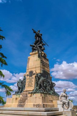 30 Ağustos 2023 Çarşamba günü Alcazar de Segovia Ortaçağ Şatosu, Segovia, Kastilya ve Leon, İspanya 'da bulunan Alcazar de Segovia bahçelerinde Kaptan Luiz Daoiz' in heykeli