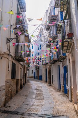 Casco Antiguo eski şehir sokağı Peniscola, İspanya 20 Eylül 2023