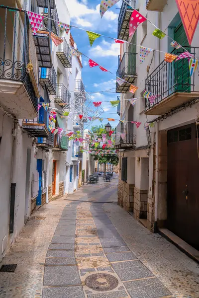Casco Antiguo eski şehir sokağı Peniscola, İspanya