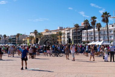 Peniscola İspanya 'yı geziyor. 23 Eylül Cumartesi günü bir bisiklet egzersiz sınıfı etkinliğini izleyen bir kalabalık.