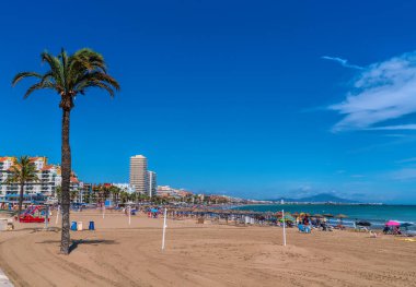 İspanya 'nın Peniscola plajı voleybol ağı Costa del Azahar ile yaz turizm beldesinde