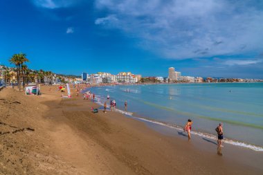 Peniscola İspanya plajı ve mavi gökyüzü ve güneşli sahil 20 Eylül 2023 Çarşamba günü tarihi İspanyol kasabasında.