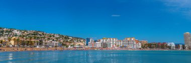 Peniscola panorama İspanya plajı ve deniz manzarası 20 Eylül 2023 Çarşamba