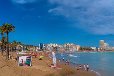 20 Eylül 2023 Çarşamba günü kiralık tekneleri ve mavi denizi olan Peniscola İspanya plajı.