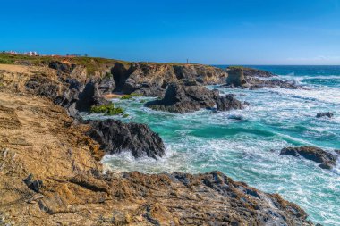 Portekiz Atlantik kıyıları Porto Covo Portekiz mavi deniz ve gökyüzü ile kayalık