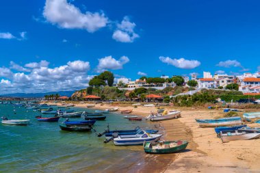 Portimao ve Lagos arasındaki güzel Algarve kasabasında limandaki Alvor Portekiz tekneleri