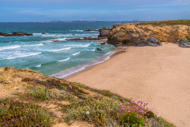 Praia Grande plajı Porto Covo Portekiz Atlantik kıyıları Sines ve Vila Nova de Milfontes Costa Vicentina arasında