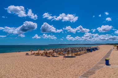 Plaj şemsiyeleri ve güneş şezlongları Alvor Portekiz Portimao ve Lagos arasında güney Algarve