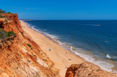 Praia da Falsia, Vilamoura ve Albufeira arasındaki kumlu kumsal Portekiz 'in en güzel plajı.