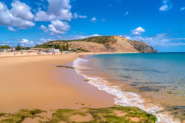 Algarve Praia Da Luz Portekiz güzel plajı ve Lagos yakınlarında açık mavi deniz.