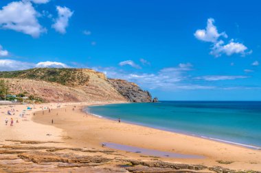 Yazın mavi deniz ve gökyüzü ile Algarve plajı Lagos yakınlarında Praia Da Luz Portekiz