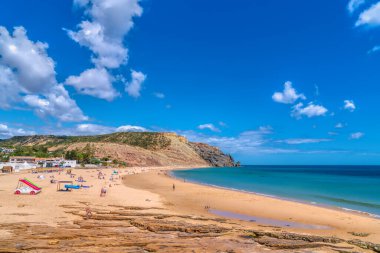 Praia Da Luz, Algarve Portekiz güzel kumlu sahil ve Lagos yakınlarında açık mavi deniz.