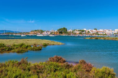 Alvor Portekiz göl manzarası ve nehir bataklıkları Algarve kasabası