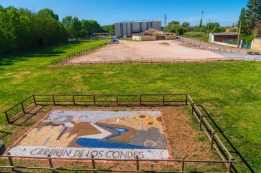 Carrion de los Condes şehir tabelası ve park alanı Kastilya ve Leon, İspanya, Camino 'daki karavan ve karavanlar Santiago do