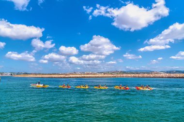 18 Mayıs 2024 Cumartesi günü güzel Algarve kasabasında kanolardaki Lagos Portekiz halkı