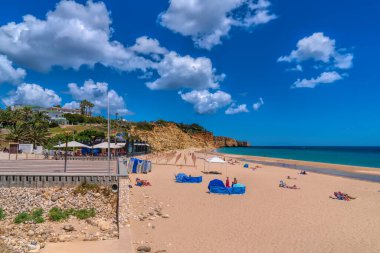 Praia Porto de Mos plajı turist ve ziyaretçilerle 20 Mayıs 2024 tarihinde Portekiz 'in Lagos kentinde.