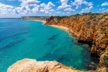 Altın kayalıklar ve açık mavi Atlantik Okyanusu Lagos Portekiz Algarve
