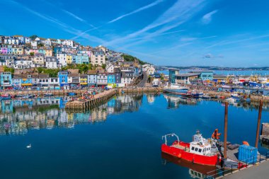 Brixham Devon liman manzarası İngiltere 'de balıkçı pazarı ve liman tekneleri ile