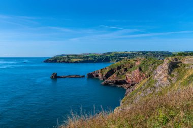 Brixham manzaralı Güney Devon sahilleri St Mary Körfezi 'ne yürüyor.
