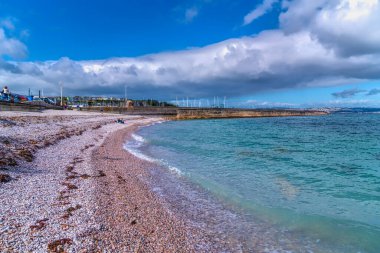 Brixham plajı Devon İngiltere