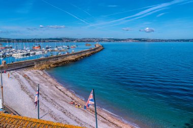Brixham Dalgakıran Sahili Devon İngiltere Yazın mavi gökyüzü 