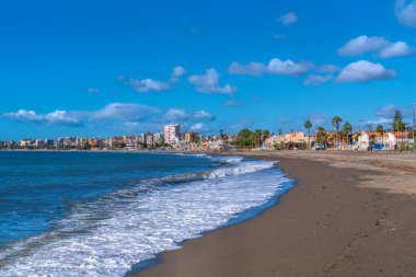Playa de Torre del Mar plajı Caleta de Velez 'in batısında Malaga ili Endülüs