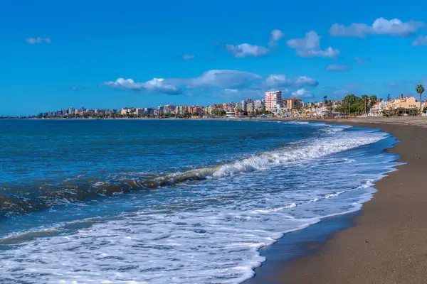 Torre del Mar sahilinde dalgalar Caleta de Velez 'in batısında İspanya Malaga ili Endülüs