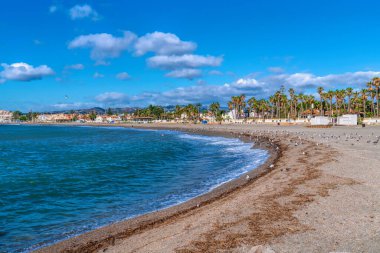 Torre del Mar plajı İspanya. Costa del Sol Caleta de Velez Malaga 'nın batısında.