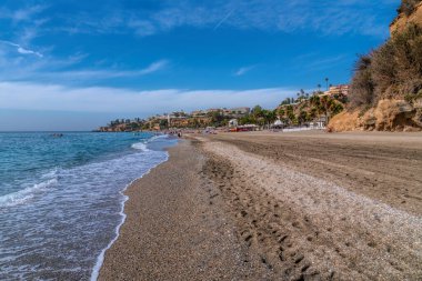 Nerja İspanya Burriana plajı Costa del Sol Endülüs Akdeniz, mavi deniz ve gökyüzü