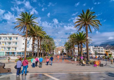 Ünlü palmiye ağacındaki turistler ve ziyaretçiler 12 Ekim 2024 'te Balcon de Europa Nerja, Endülüs, Costa del Sol İspanya' da kuyruğa girdiler.