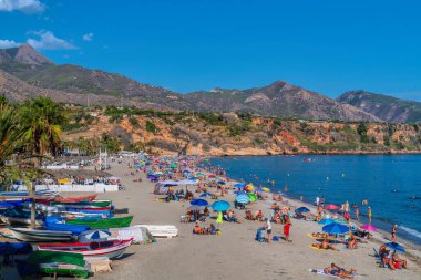 Burriana sahilindeki turist ve ziyaretçiler Nerja, Endülüs, Costa del Sol İspanya 6 Ekim 2024