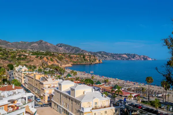Nerja İspanya Burriana kasabası ve plajı Costa del Sol Endülüs ve mavi gökyüzü