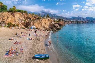 Nerja plajı 12 Ekim 2024 'te ünlü Balcon de Europa Nerja, Endülüs, Costa del Sol İspanya' nın altında.