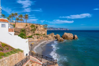 Nerja Chica Sahili İspanya Balkon de Europa Costa del Sol Endülüs 'ün altında ve mavi gökyüzü ve Akdeniz ve dalgalar