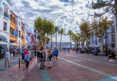 12 Ekim 2024 'te Nerja, Endülüs, Kosta del Sol İspanya ve turistlerin katıldığı Plaza Balcon de Europa kilisesinin ana meydanı.