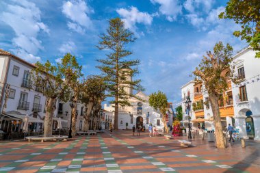 12 Ekim 2024 'te Nerja, Endülüs, Kosta del Sol İspanya ve turistlerin katıldığı Plaza Balcon de Europa kilisesinin ana meydanı.