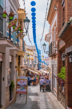 Nerja Caddesi 'nde 12 Ekim 2024' te Nerja, Endülüs, Costa del Sol İspanya 'da işletmeler, dükkanlar ve restoranlar açıldı.