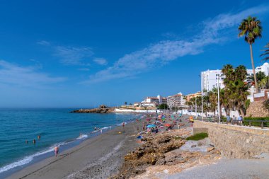 Playa de Torrecilla Nerja plajı İspanya Costa del Sol Endülüs mavi gökyüzü ve Akdeniz ve dalgalar