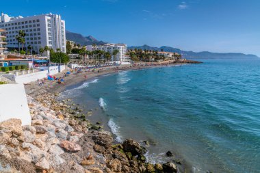 Nerja plajı Playa de Torrecilla Costa del Sol İspanya Endülüs mavi Akdeniz ve dalgalar