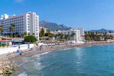 Nerja Torrecilla plajı ve Akdeniz mavisi Nerja, Endülüs, Costa del Sol 6 Ekim 2024 Pazar günü İspanya