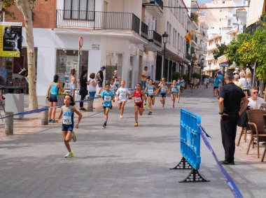 Nerja İspanya Çocuk Atletizmi, 6 Ekim 2024 'te, Feria Fuarı Endülüs haftasında sokaklarda koşuyor.