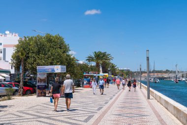 Lagos Portekizli turistler ve ziyaretçiler 18 Mayıs 2024 Cumartesi günü güzel Algarve kasabasında yürüyüş yapıyorlar.