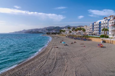 Chucho plajı Nerya İspanya Costa del Sol Endülüs mavi gökyüzü ve Akdeniz